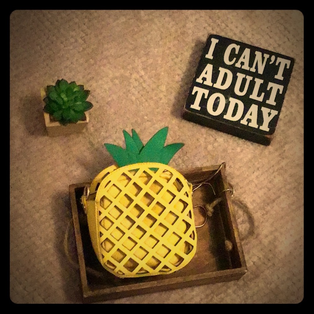Pineapple purse